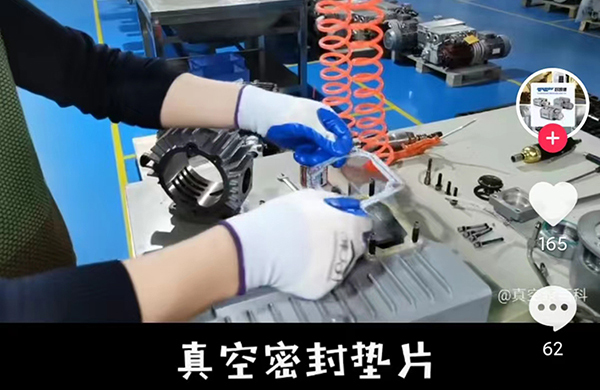 在這裏(li)，1分(fen)鐘內，爲(wei)妳展(zhan)示一(yi)檯真(zhen)空泵(beng)完(wan)整(zheng)的(de)組(zu)裝(zhuang)過程(cheng)